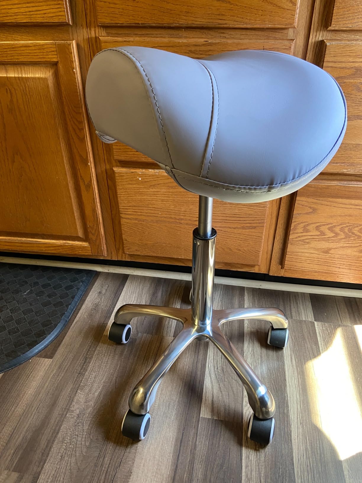 Kaleurrier Saddle Stool Rolling Swivel Height Adjustable with Wheels,Heavy Duty Anti-Fatigue Ergonomic Saddle Chair for Hair Beauty Salon Lab Dental Massage Office Home Kitchen (with Back, White) customer photo 2