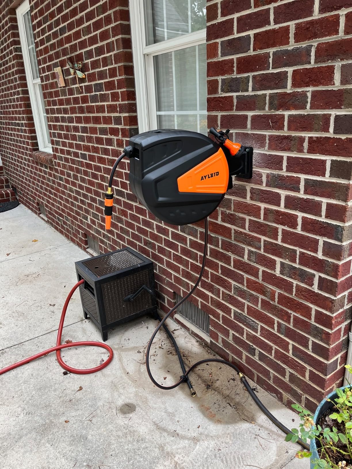 Ayleid Retractable Garden Hose Reel,1/2 in x 100 ft Wall Mounted Hose Reel, with 9- Function Sprayer Nozzle, Any Length Lock/Slow Return System/Wall Mounted/180°Swivel Bracket (Gray) customer photo 2
