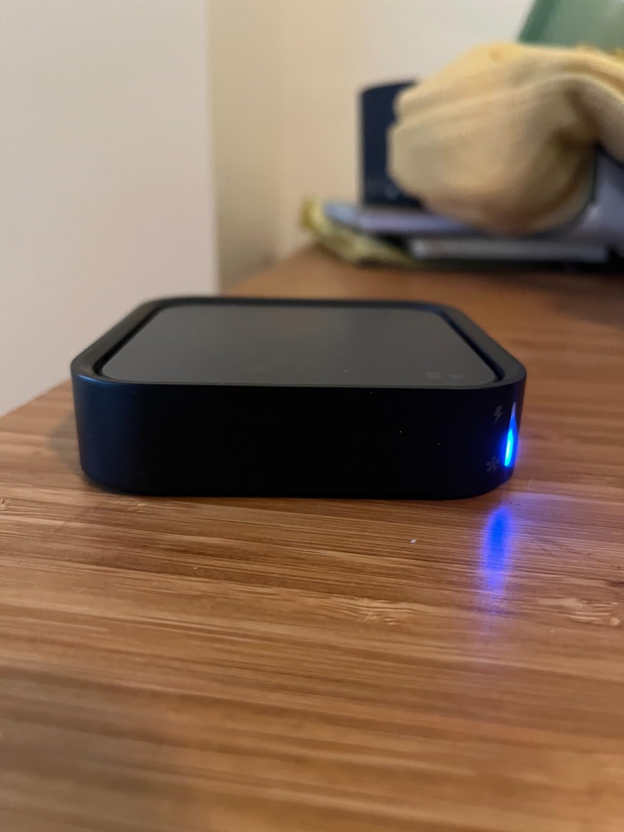 Samsung SmartThings Station with Power Adapter, 15W Super Fast Wireless Charger, Smart Home Hub, 2023 customer photo 1