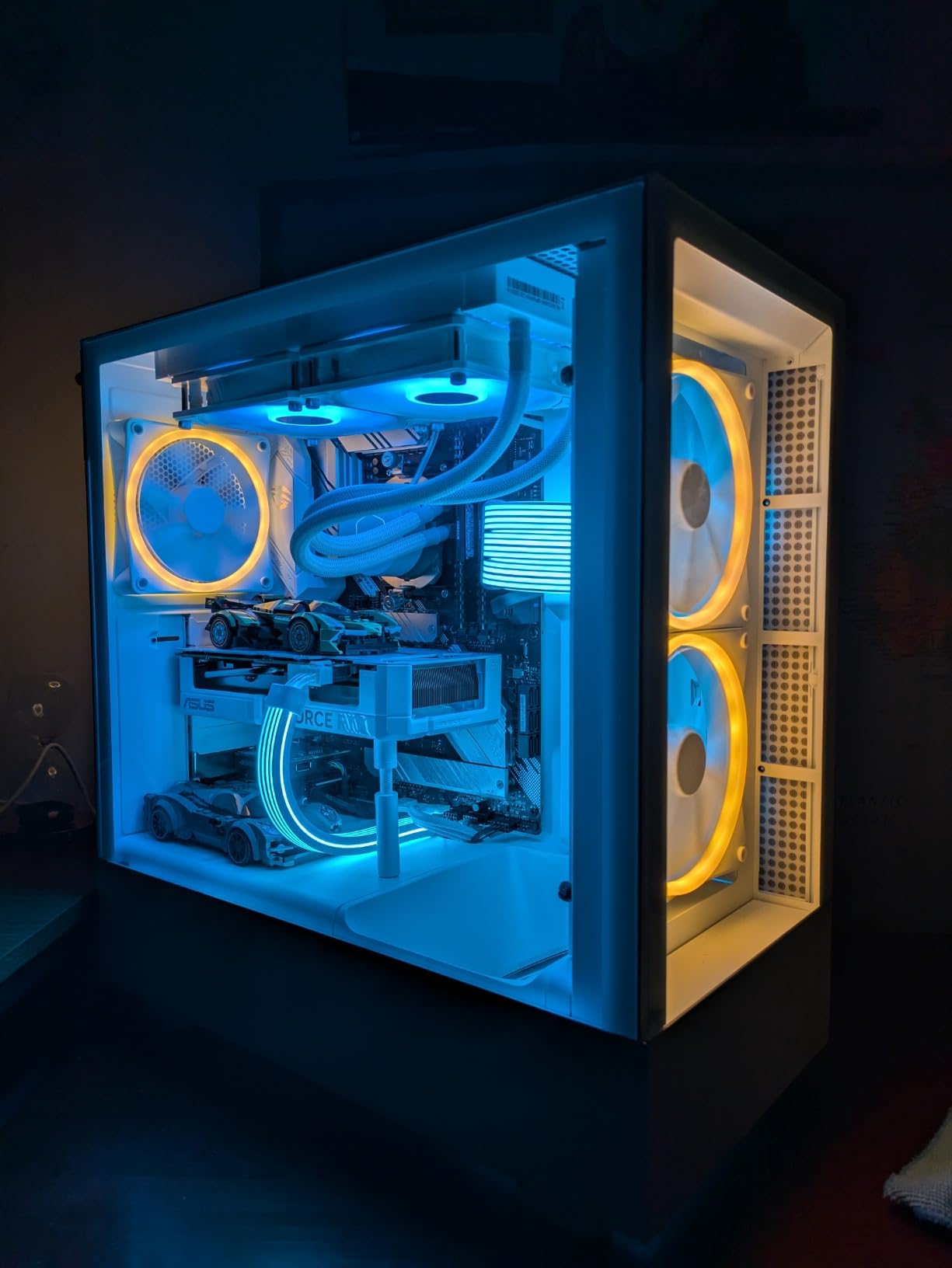 NZXT F140 RGB Twin Pack - 2 x 140mm PWM PC Fans with RGB Controller - High Airflow, Low Noise - Fluid Dynamic Bearing - CAM Software Control - 18 LEDs per Fan - White customer photo 2
