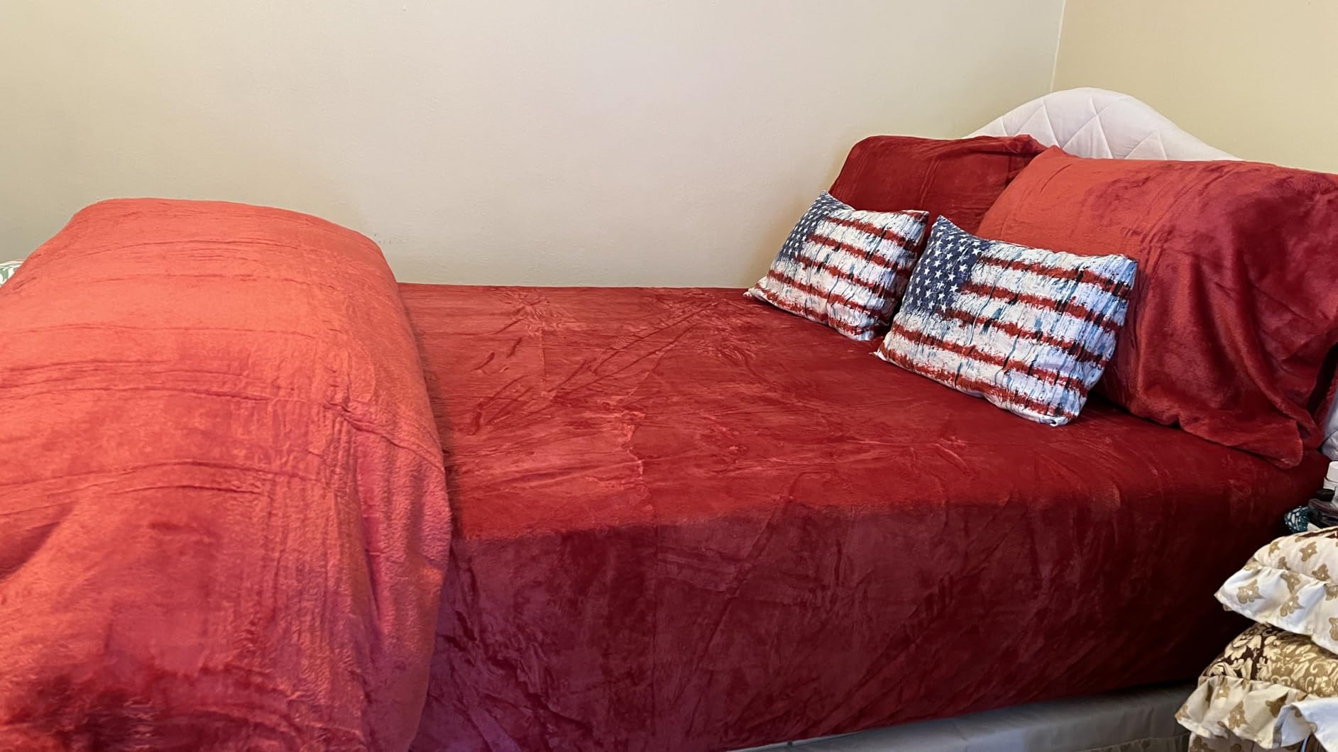 BEDELITE Fleece Sheets Queen Size Bed Set, Super Soft and Warm Fuzzy Plush Queen Sheet Set 4 Piece for Winter Gift & Decor, Includes 1 Deep Pocket Fitted Sheet, 1 Flat Sheet and 2 Pillowcases (Grey) customer photo 1
