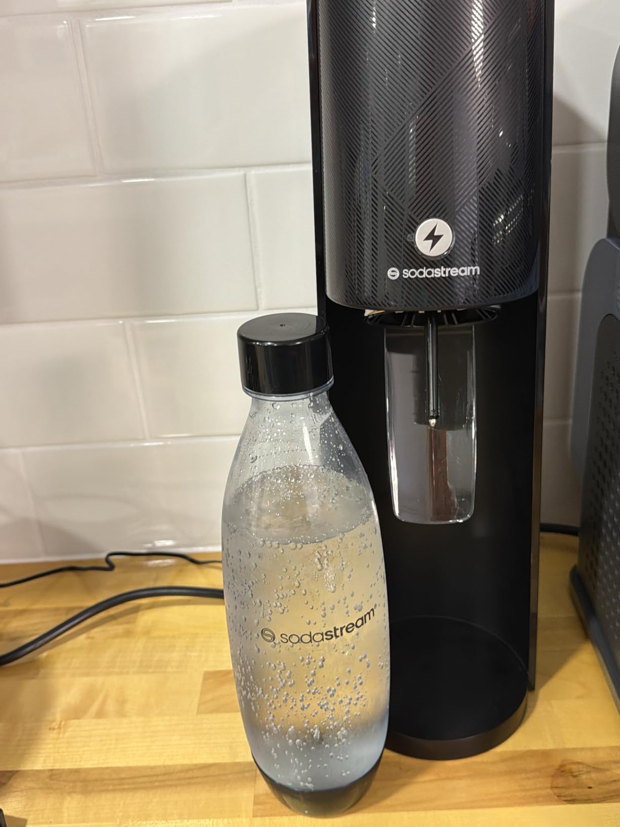 SodaStream E-TERRA Soda Maker Value Bundle - 3 Automatic Carbonation Levels - Includes 2x CO2 Cylinders, 3x 32 Fl Oz Dishwasher Safe Bottles, 2x Bubly Fruit Flavor Drops - Black customer photo 2