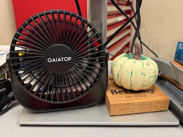 Gaiatop USB Desk Fan, 3 Speeds Strong Airflow, 5.5 Inch Portable 90° Rotate Quiet Cooling, Small Personal Table Fans for Bedroom Home Office Travel Black customer photo 1