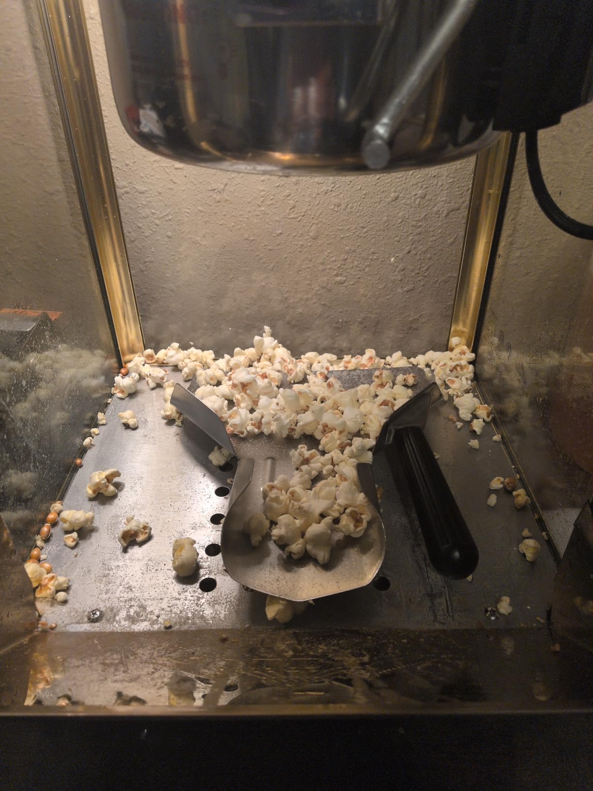 Olde Midway Movie Theater-Style Popcorn Machine Maker with Cart and 10-Ounce Kettle - Red, Vintage-Style Popper on Wheels customer photo 2