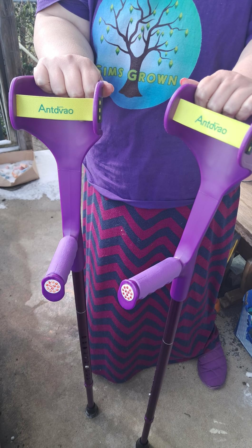 Forearm Crutches Pair Folding Forearm Crutches Anti-Drop Cuff Reduces The Hassle of Picking Up Forearm Crutch,Comfortable Grip and Wear-Resistant, Non-Slip Forearm Crutches (Violet) customer photo 1