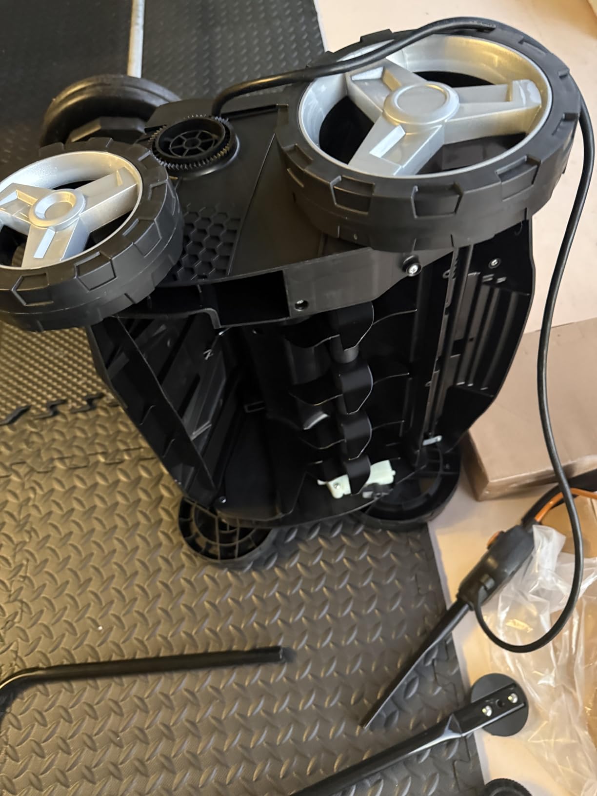 Worx 40V Cordless Lawn Dethatcher, 2 in 1 Dethatcher & Scarifier with Brushless Motor, Electric Dethatcher Removes Deep Thatch & Improves Grass Health, 2 x 4.0 Ah Batteries & Charger Included, WG855 customer photo 2