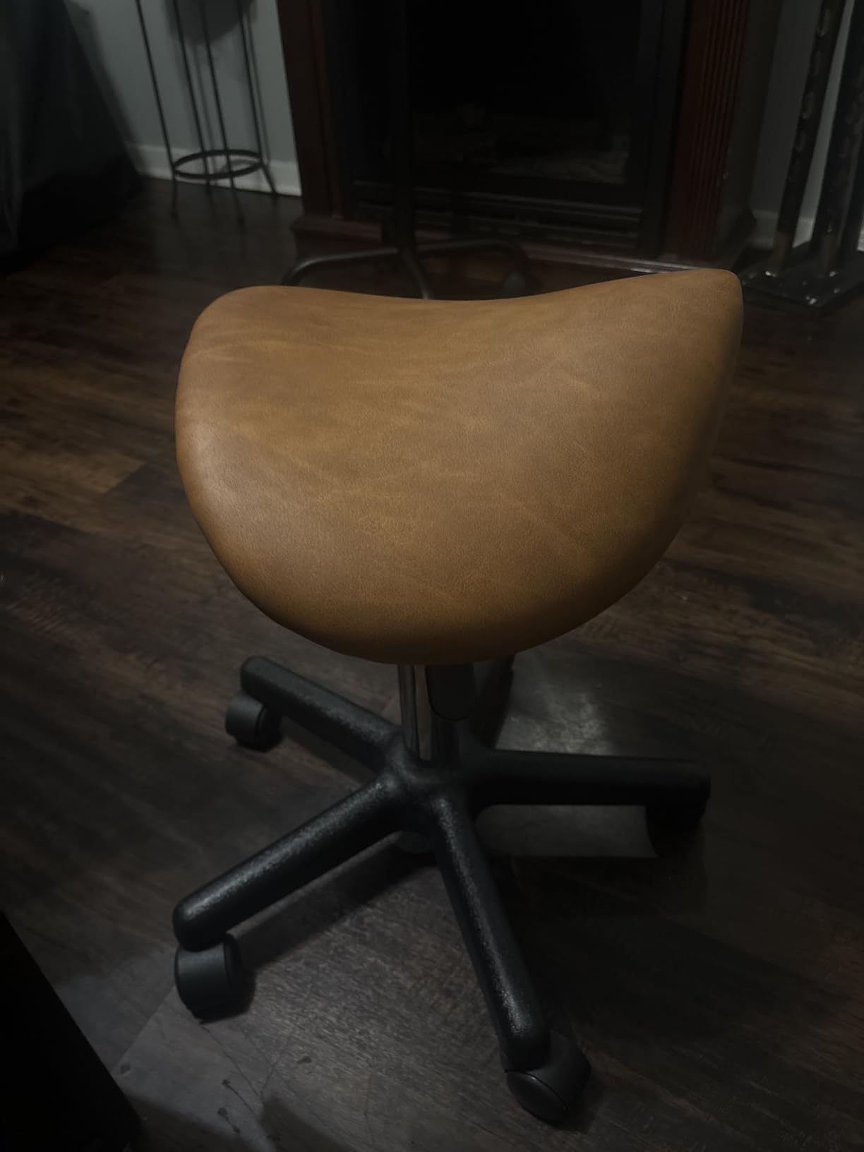Yaheetech Saddle Stool Rolling Saddle Chair with Wheels Swivel Adjustable Stool for Hair Stylist/Lash Tech PU Leather Tattoo Massage Chair, Retro Brown customer photo 1