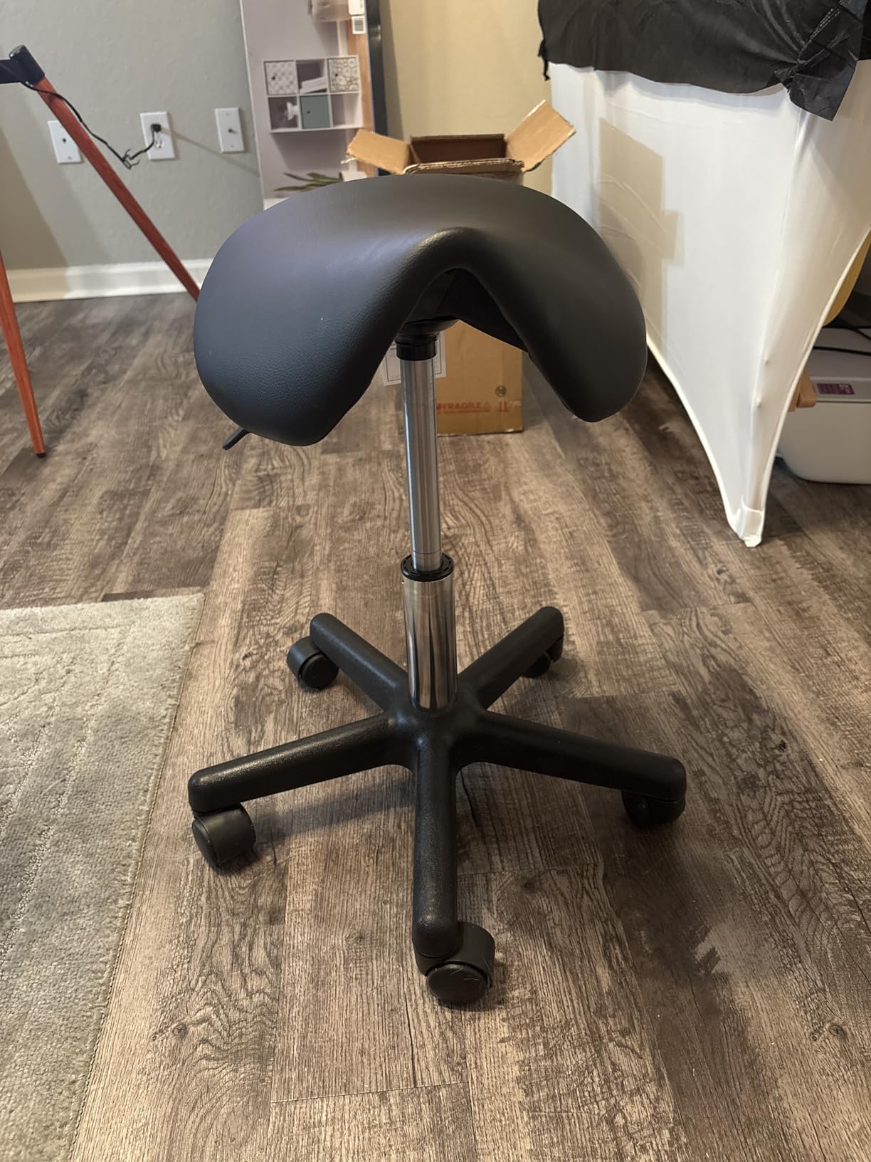 Yaheetech Saddle Stool Rolling Saddle Chair with Wheels Swivel Adjustable Stool for Hair Stylist/Lash Tech PU Leather Tattoo Massage Chair, Retro Brown customer photo 2
