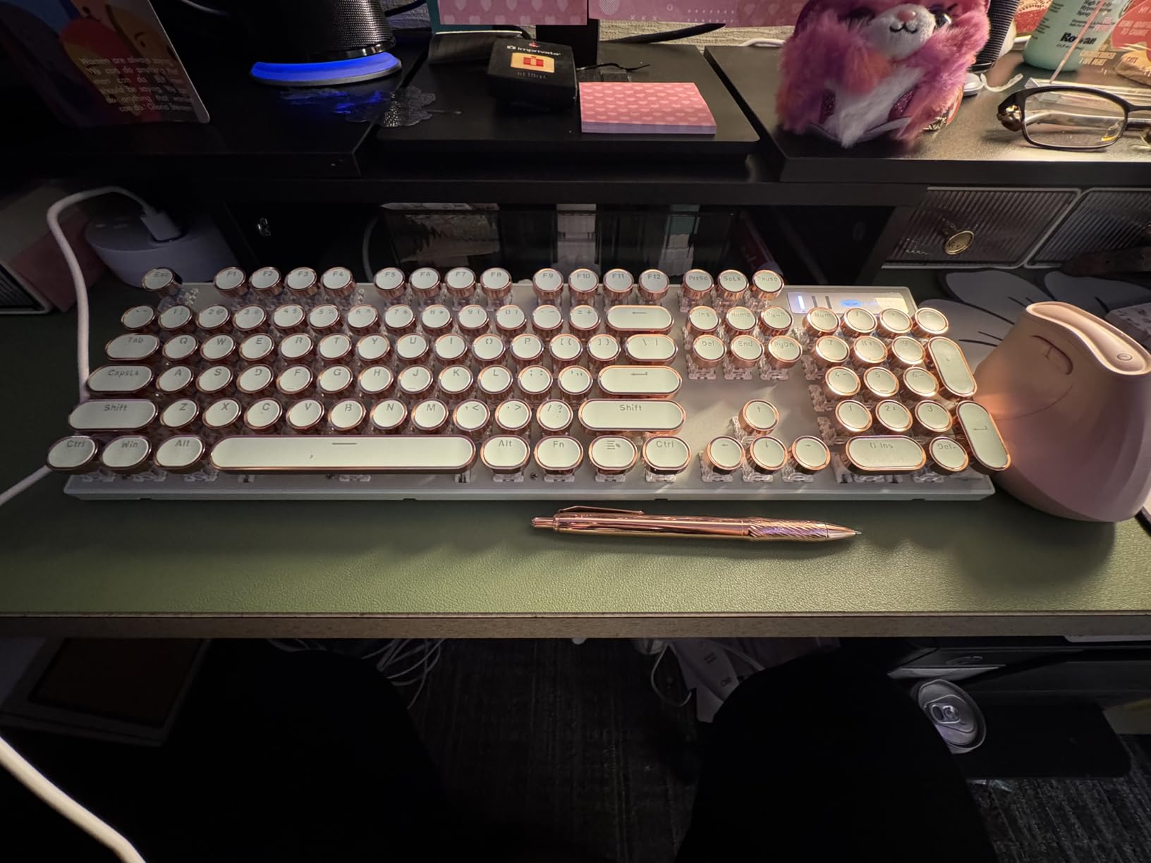 Camiysn Typewriter Style Mechanical Keyboard, Retro Punk Gaming Keyboard with Gold LED Backlit, Cute Wired Keyboards,104 Keys Full Size Keyboards, Uique Round Keycaps for Windows/Mac/PC(White&Gold) customer photo 2
