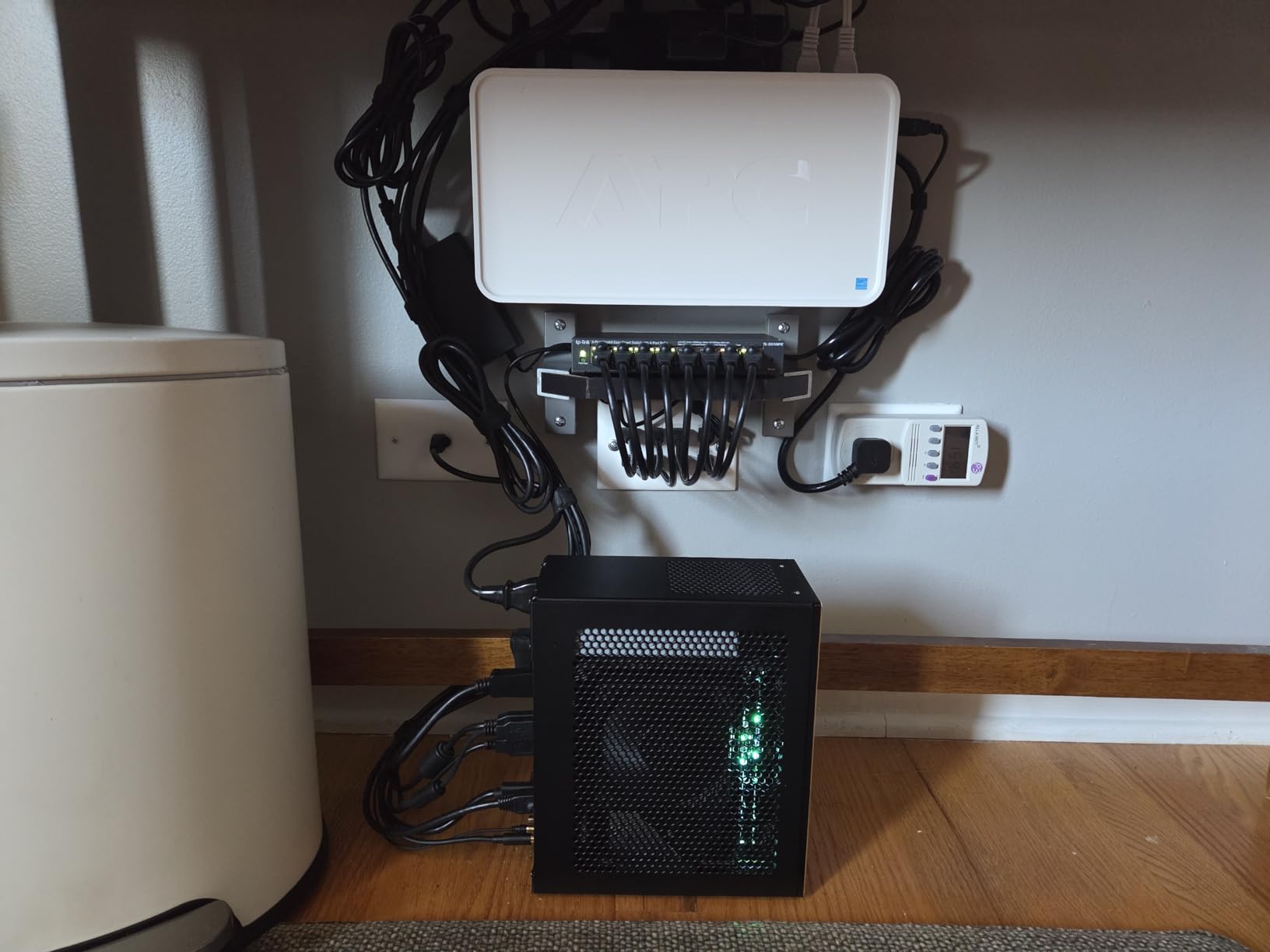 APC Back-UPS 1050VA / 600W UPS Battery Backup Surge Protector, 8 Outlets, Type C Charger, BE1050G3 Uninterruptible Power Supply for Home Office & Computer customer photo 1