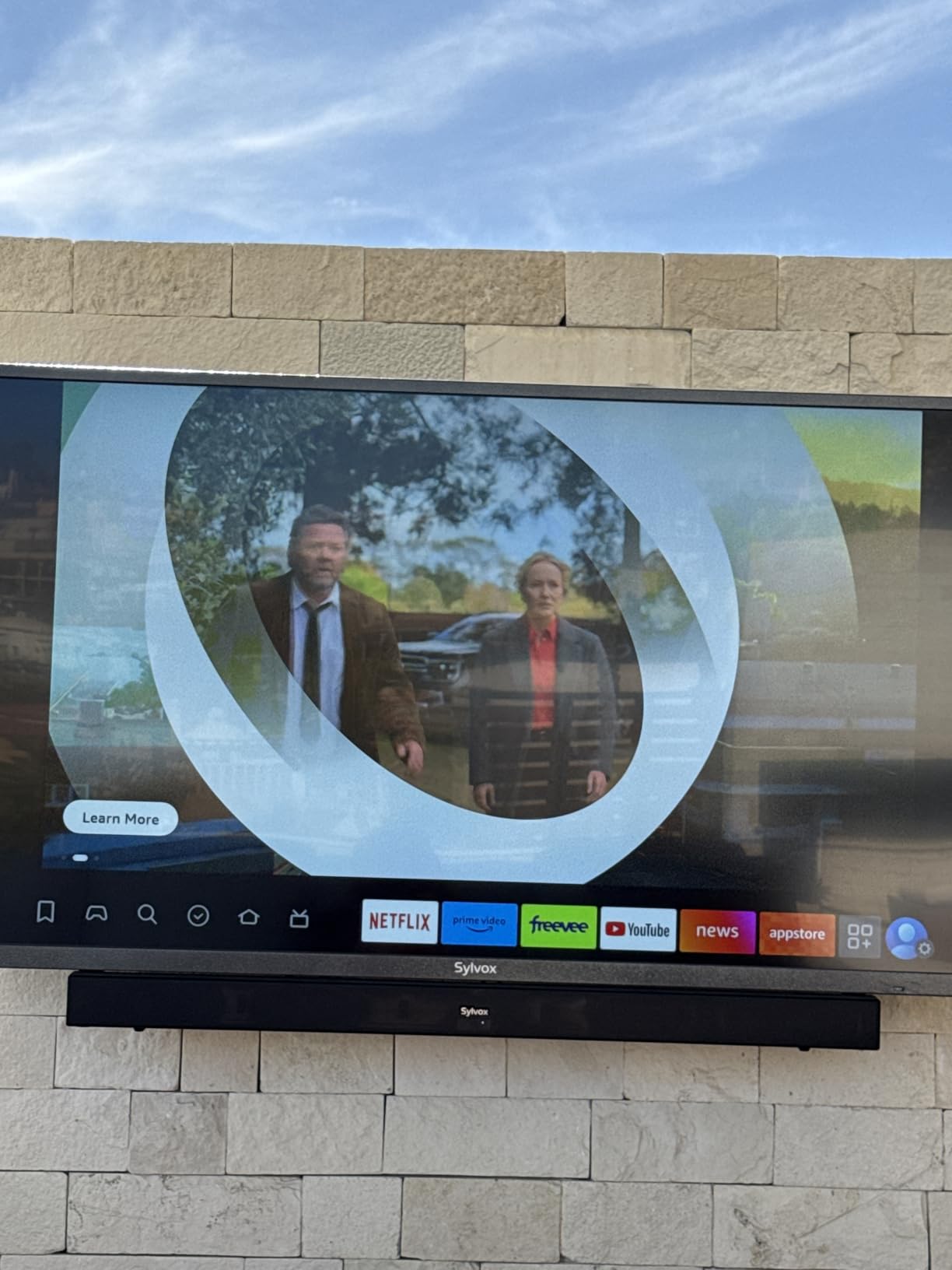 SYLVOX Outdoor TV, 43 inch Full Sun Smart Outdoor TVs, Weatherproof 2000 Nits High Brightness IP56 Waterproof, 4K TV for Outside WiFi Bluetooth Voice Assistant Chromecast (Pool Pro 3.0) customer photo 1