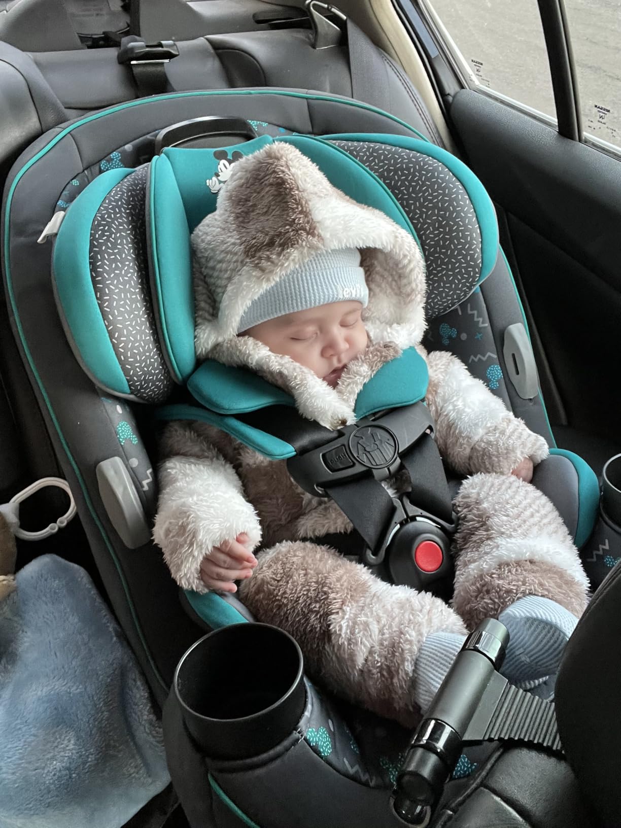 Disney Grow and Go Convertible Car Seat, Rear Facing 5-40 pounds, Forward Facing 30-65 pounds, Booster 40-100 lbs, Convert from Infant to Toddler, Mickey Sprinkle customer photo 2