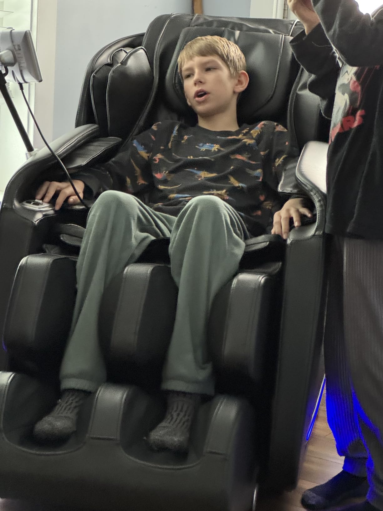 Real Relax 2026 Massage Chair Full Body, Zero Gravity SL-Track Shiatsu Massage Recliner with Upgraded Phone Controller and Holder, APP Control, Child Lock, Pause Button and Led Light, Favor-06, Dark Brown customer photo 2