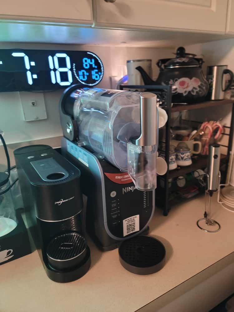 Ninja SLUSHi with RapidChill Technology, 88 oz. Frozen Drink & Slushie Machine, 5 Preset Programs, Margaritas, Frappes, and More customer photo 2