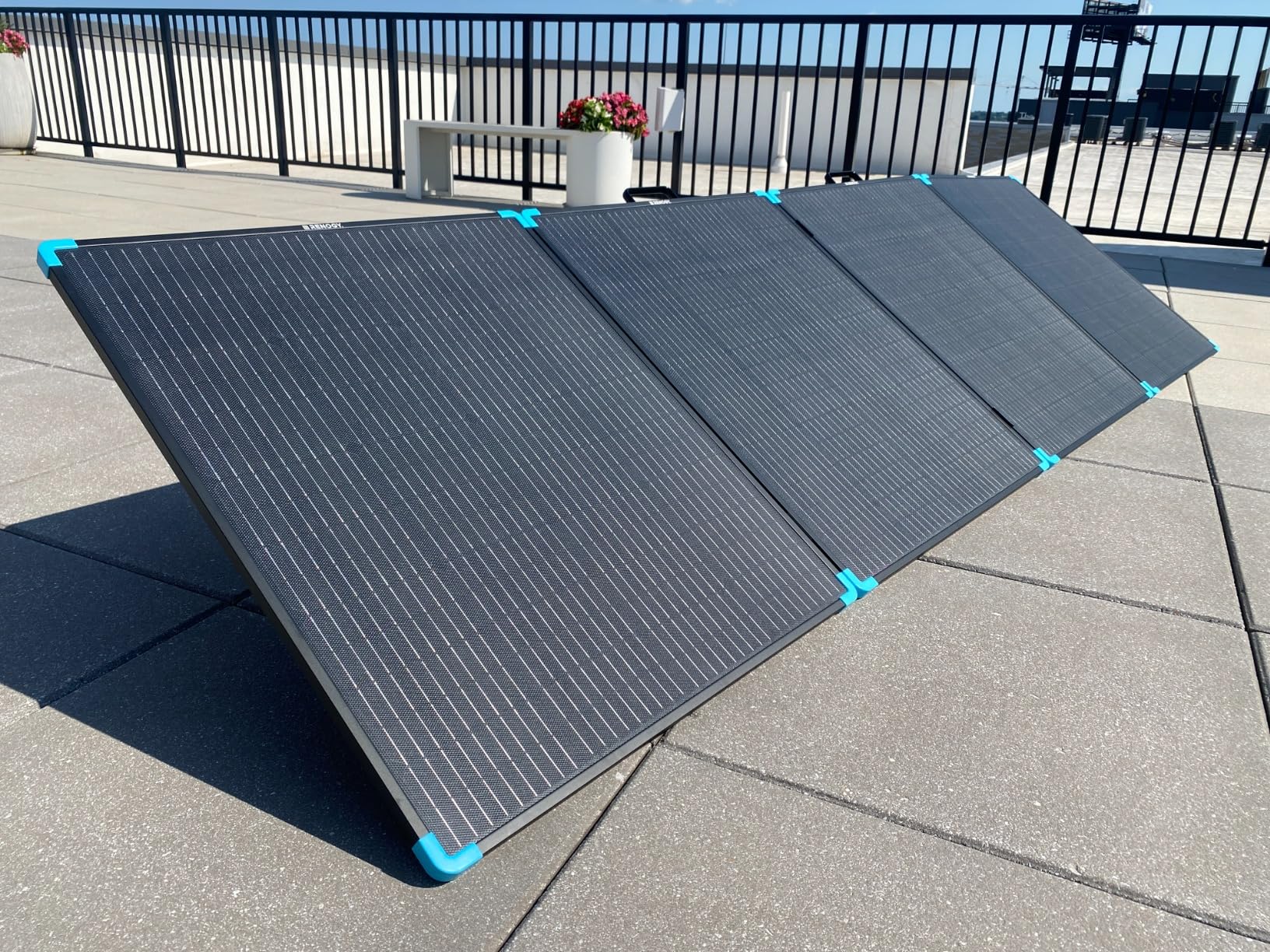 Renogy 400W Portable Solar Panel Suitcase, 23% High Efficiency Foldable Solar Charger for Power Station, Durable for Decades, with Sturdy Kickstands, IP67 Waterproof for RV Camping Off-Grid Blackouts customer photo 2