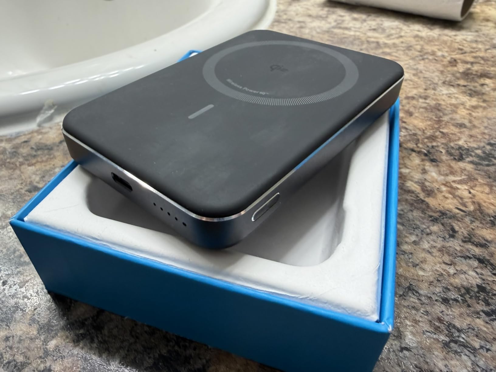 Anker MagGo Power Bank, Slim 10,000mAh Magnetic Battery Pack, Qi2 Certified 15W Ultra-Fast MagSafe Compatible Portable Charger, Ergonomic Design, for iPhone17/16/15/14 Series, and More customer photo 1