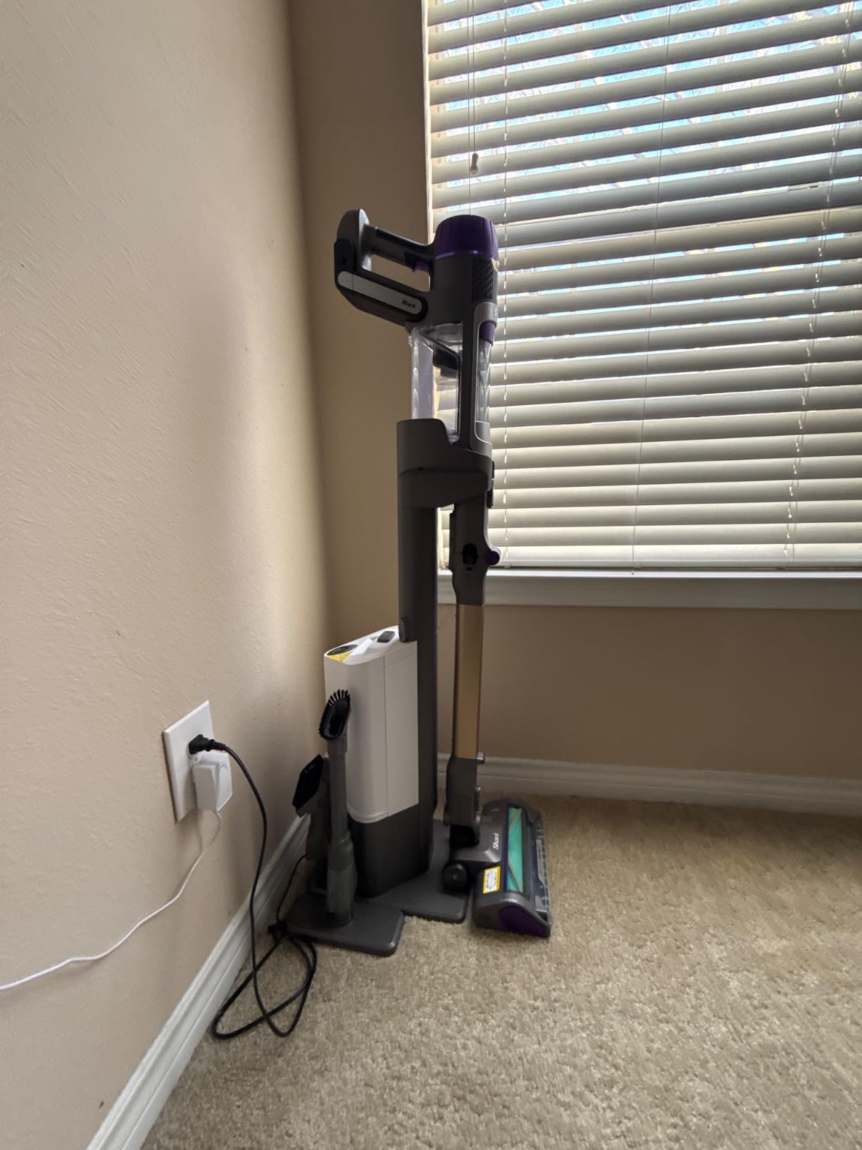 Shark Cordless Vacuum Cleaner with HEPA Filter, PowerDetect Clean & Empty, Powerful Suction, Auto-Empty System, Pet Hair Pickup, Carpets & Hardfloor, Dark Gray, IP3251 customer photo 1