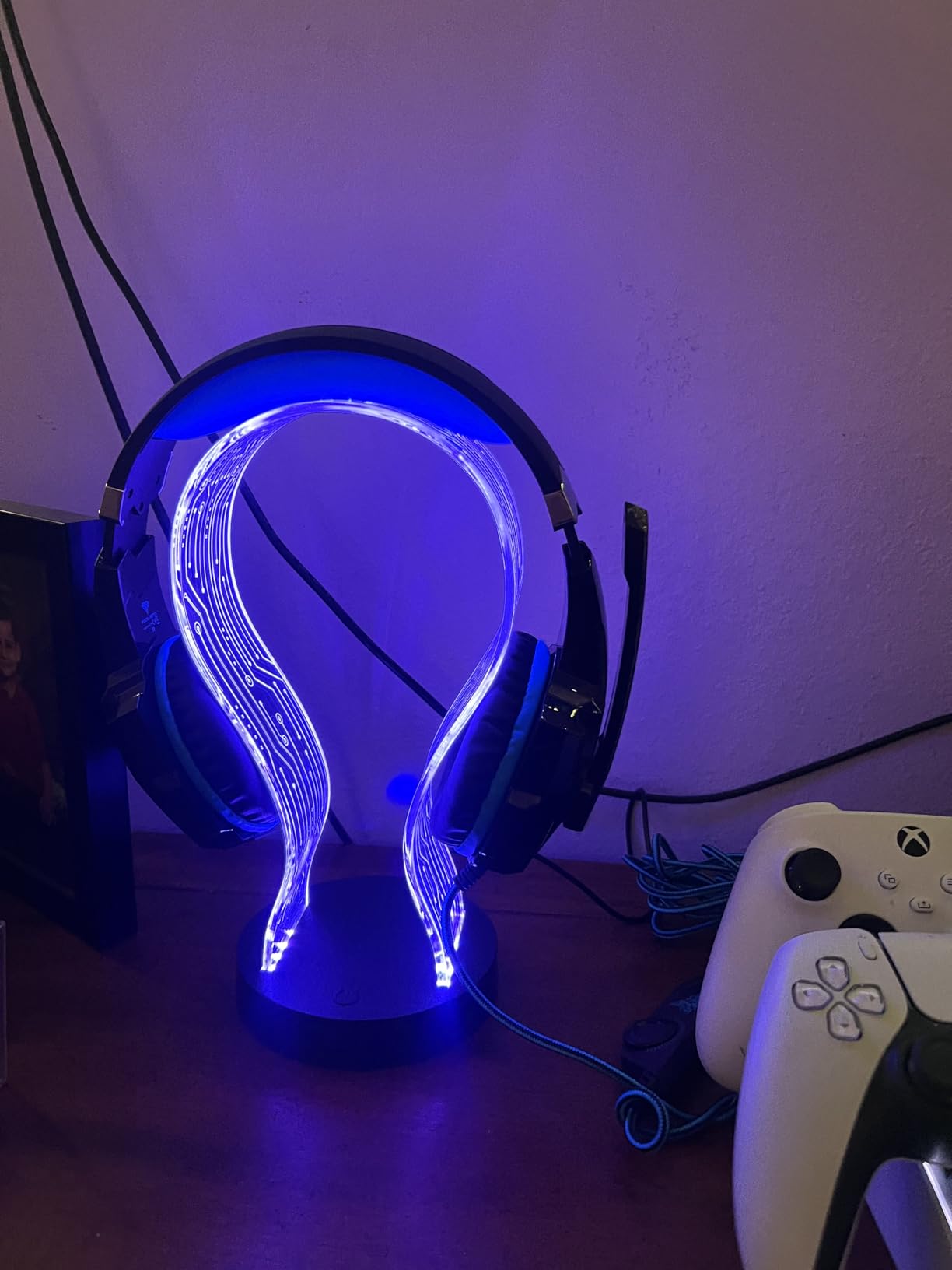 CoolGift Mart Light Up Headphone Stand with 16 Color Lights, PCB Pattern Acrylic Headset Stand with 1 USB and 1 Type-C Charging Ports, Easter Gifts for Gamers Men Boy and Music Lovers customer photo 1