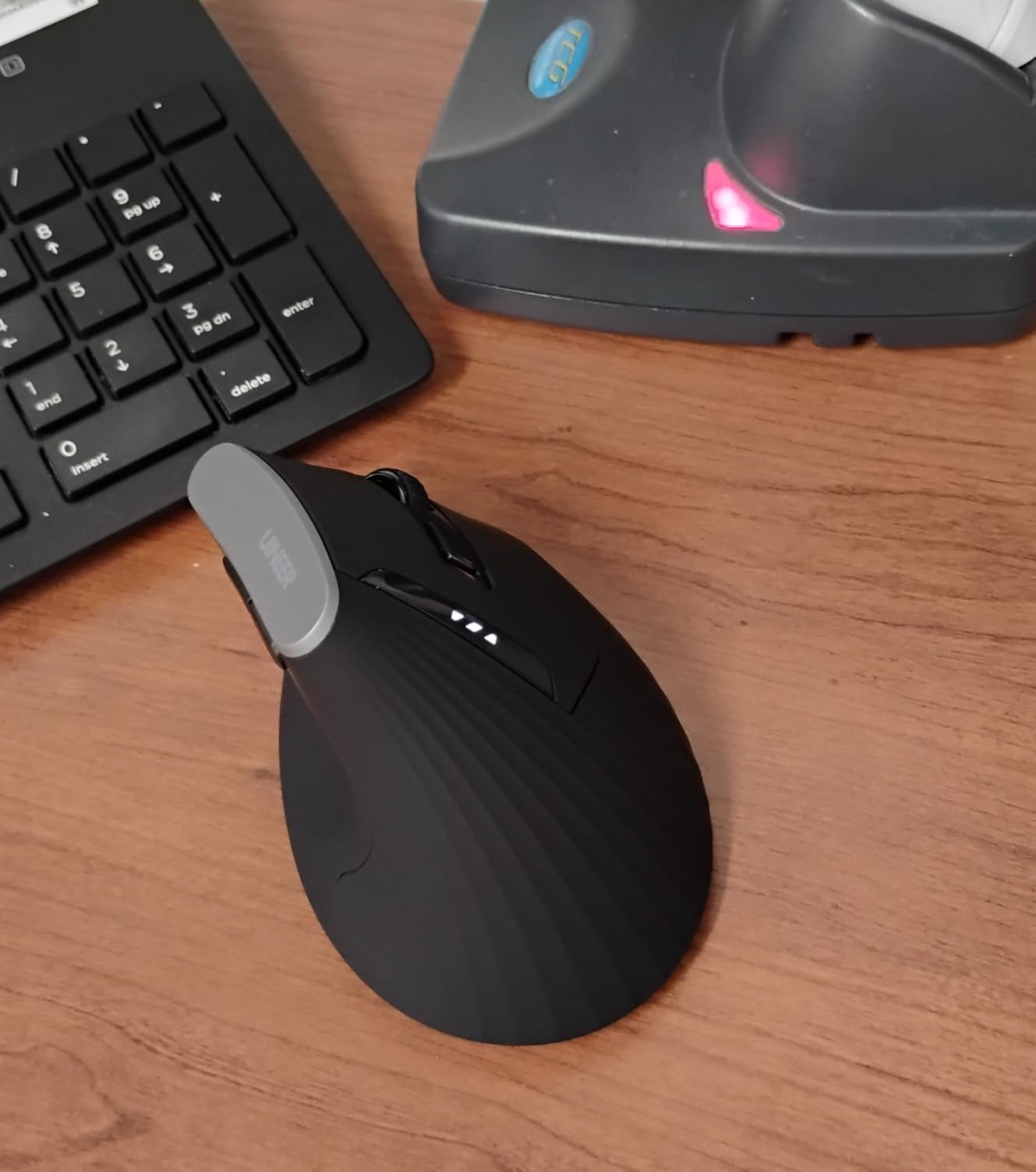 Uineer Wireless Ergonomic Mouse, Bluetooth Mice (BT4.0/5.0 and 2.4G) Rechargeable Vertical Mouse, 3 Multi-Device Connectivity for PC/Mac/Laptop/Computer, 4 DPI Quiet Clicks for Office, Home, Black customer photo 2