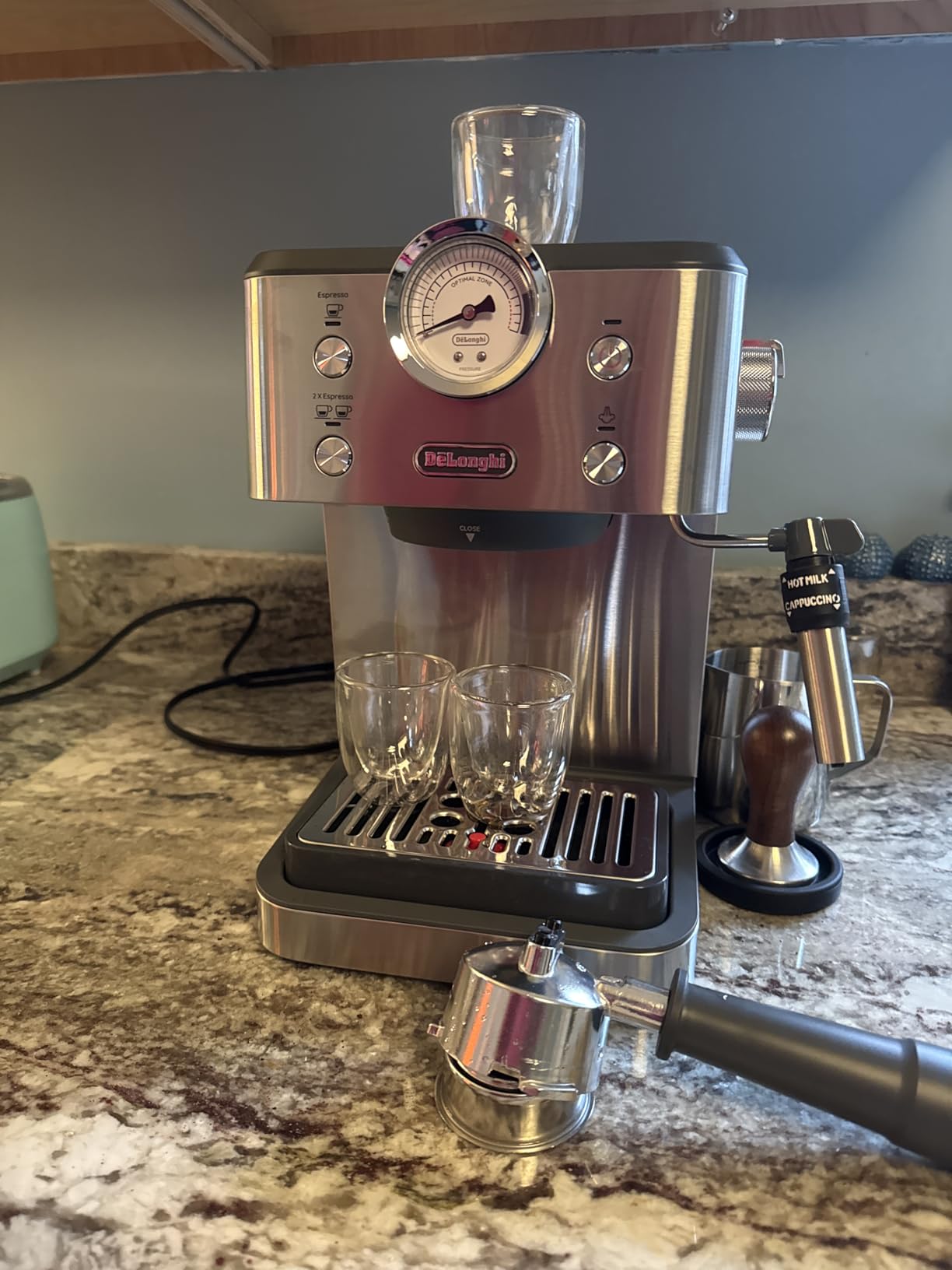 De'Longhi Classic Espresso Machine with Milk Frother, 15-Bar Pump & Temperature Control - Barista Coffee Maker Kit for Espresso, Latte, Cappuccino & Iced customer photo 1