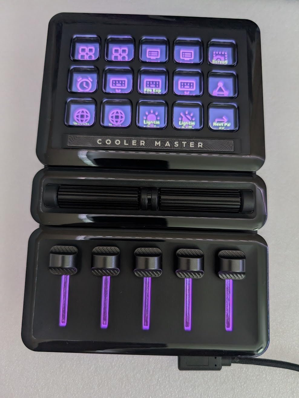 MasterHUB Modular Macro Pad - Customizable Hotkey Controller with 15 Display Keys, Faders & Dials, Magnetic Snap Modules for Editing, Streaming, and Workflow Control customer photo 1