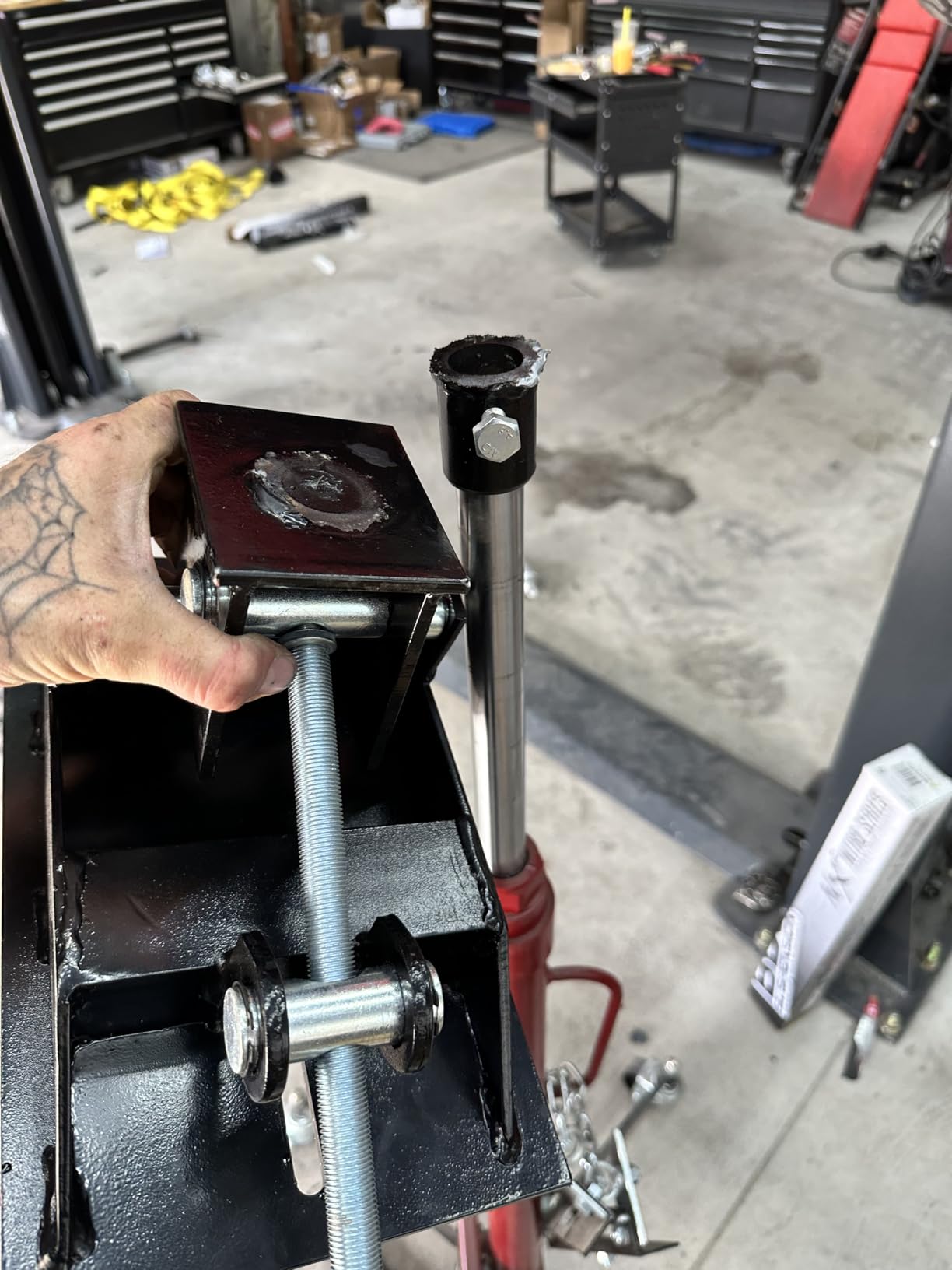 0.75 Ton (1660 lbs) Hydraulic Telescoping Transmission Jack with 360° Swivel Wheels, Foldable Foot Pedal, Adjustable Garage/Shop Lift Hoist for Auto Repair & Vehicle Maintenance customer photo 2