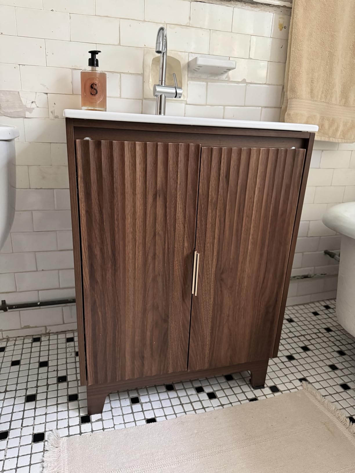 VINGLI 24 Inch Bathroom Vanity with Sink, Mid-Century Modern Vanity with Ceramic Basin and Fluted Soft-Close Doors customer photo 2