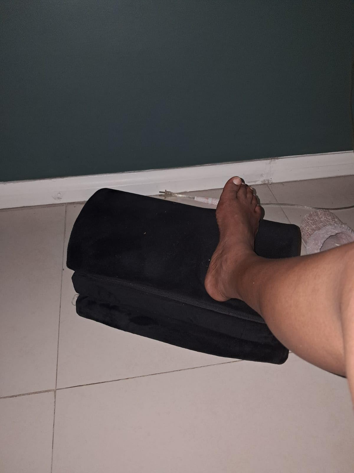 Foot Rest for Under Desk at Work, Warmer Feet Pocket Footrest,Foot Stool with Washable Cover,Comfortable Footrest with 3 Adjustable Heights, for Office Gaming Chair, for Leg Support, XL(18IN) customer photo 1
