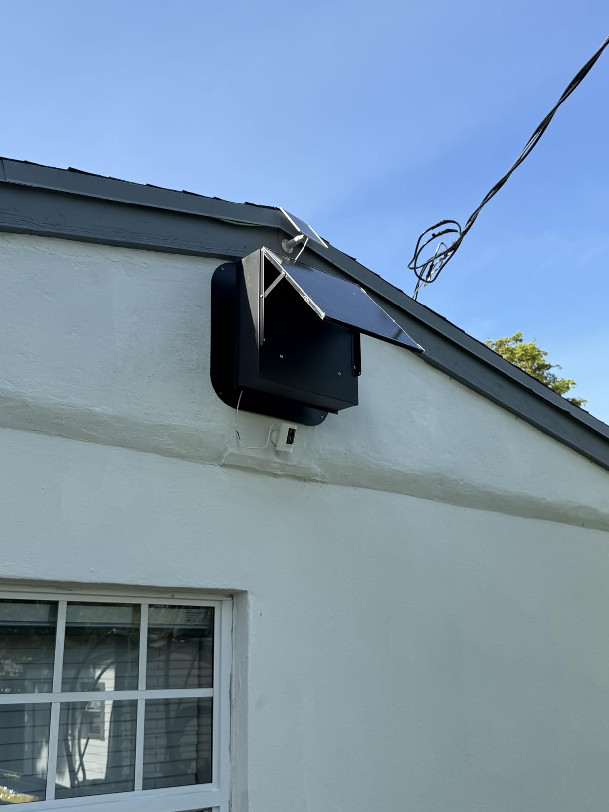 VEVOR 35W Solar Attic Fan, 2400 CFM with Auto Temp Control, Weatherproof, Low-Noise Automatic Ventilation for Attic, Shed, & Garage customer photo 2