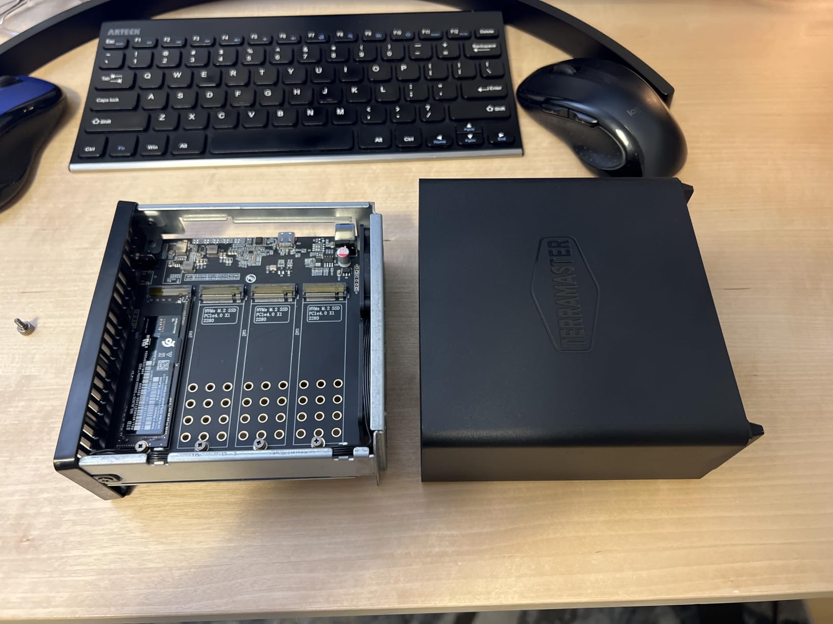 TERRAMASTER D4 SSD NVMe Enclosure - 40Gbps 4Bay, USB Storage Type-C Supports 4xM.2 NVMe 2280 SSDs, Compatible with USB 4/3.2/3.1/3.0, Thunderbolt 5/4/3 (Diskless) customer photo 2