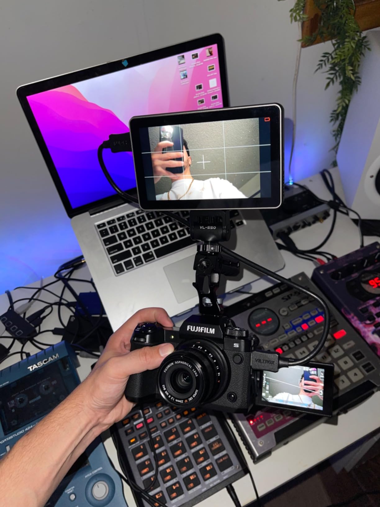 VILTROX DC-A1 Camera Monitor 7'' Touchscreen Camera Field Monitors,2800nits 4K HDMI in/Out, DSLR External Monitor Kit Sunshade Hood,Waveform&Vectorscope,Peaking Focus Assist,3DLUT,False Color Function customer photo 2