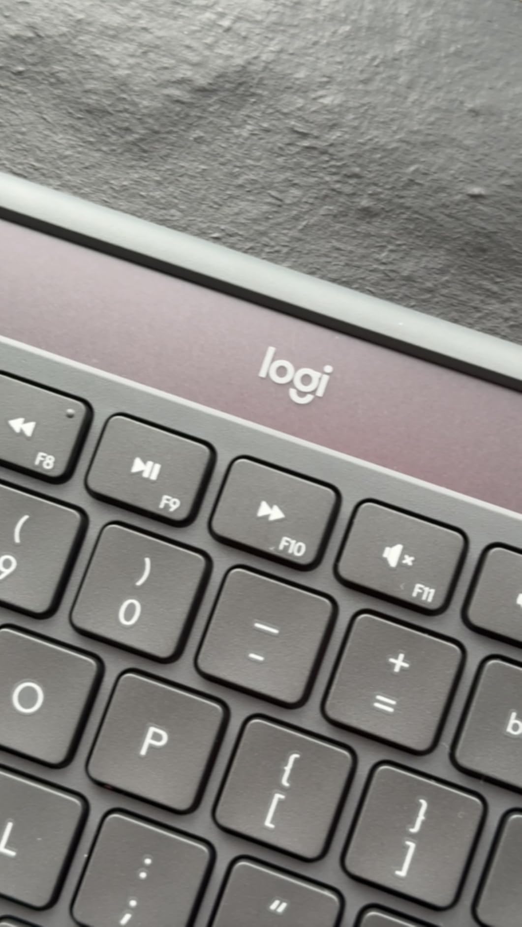 Logitech Signature Slim Solar+ Wireless Bluetooth Keyboard K980, Solar and Artificial Light Powered, Up to 10 Years Battery Life, Customizable Keys - Graphite customer photo 2