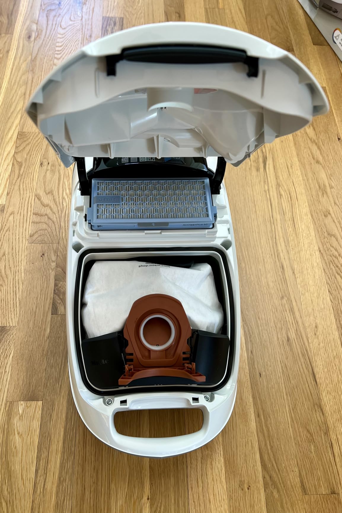 Miele Guard M1 Parquet XL Hard Floor Bagged Canister Vacuum Cleaner with High Suction Power, in Brilliant White customer photo 2