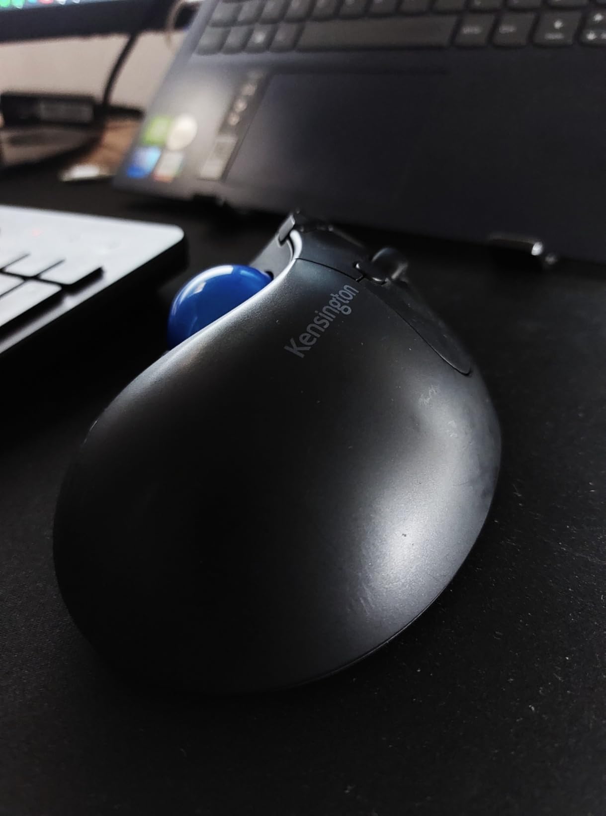 Kensington TB550 Wireless Trackball Mouse, Rechargeable Battery, Bluetooth(LE) & 2.4GHz Wireless Connections, Ergonomic Design, 4D Scroll Wheel, 128-bit AES Encryption, White-Silver (K72180WWVN) customer photo 1