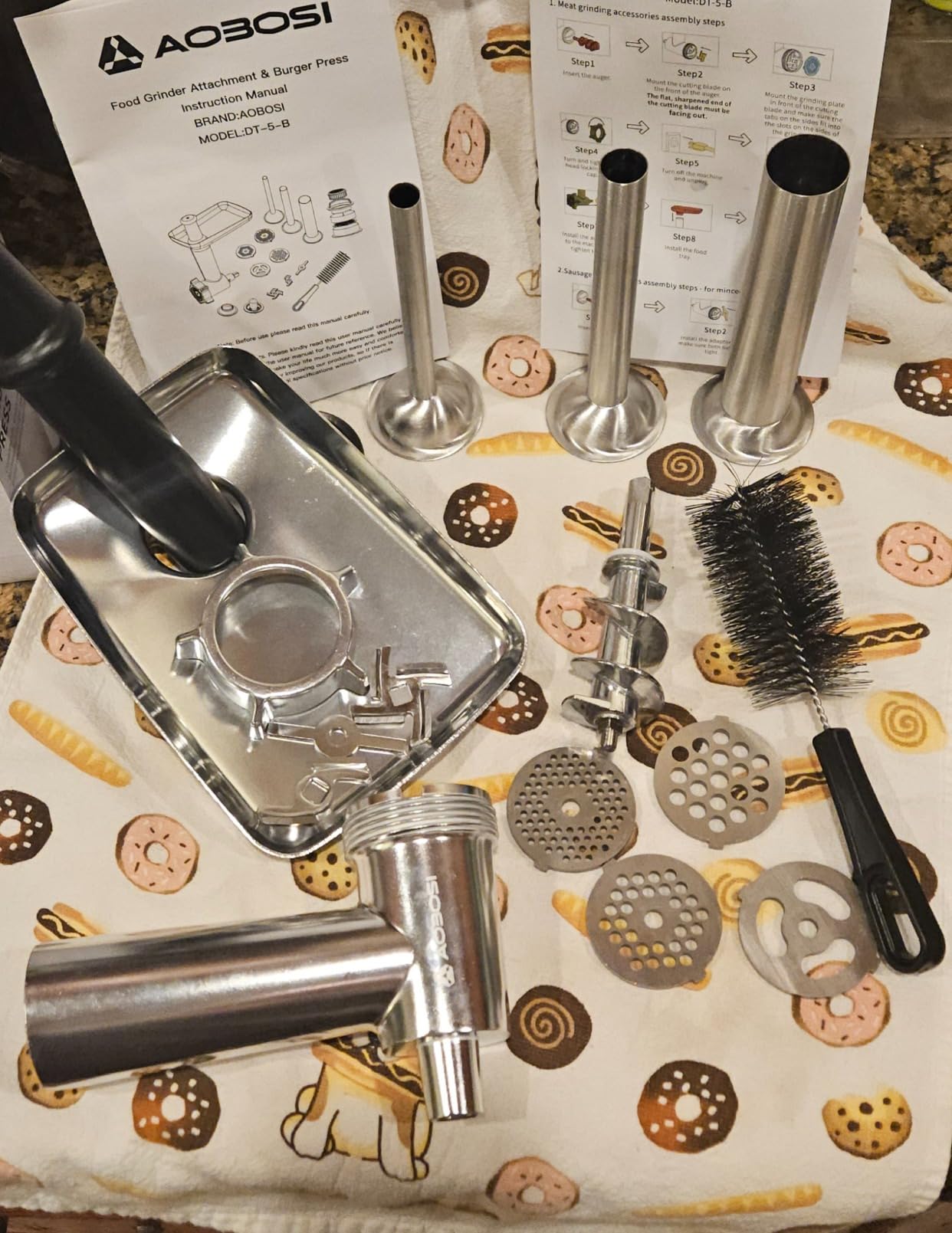 AAOBOSI Meat Grinder Electric, [3000W Max] Meat Grinder Heavy Duty with 2 Stainless Steel Blades & 3 Grinding Plates, Sausage Maker & Kibbe Kit for Home Kitchen Using customer photo 1