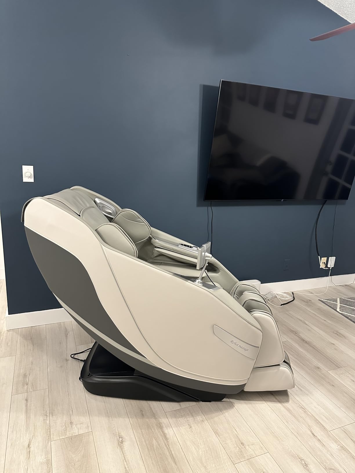 Stylish Massage Chair Full Body Zero Gravity Massage Chair Rocking Sleep Mode 3D SL Yoga Stretch Massage with Heat 12+ Modes Upgraded Calf +11cm Wireless Phone Charge Screen Touch Large Size Black customer photo 1