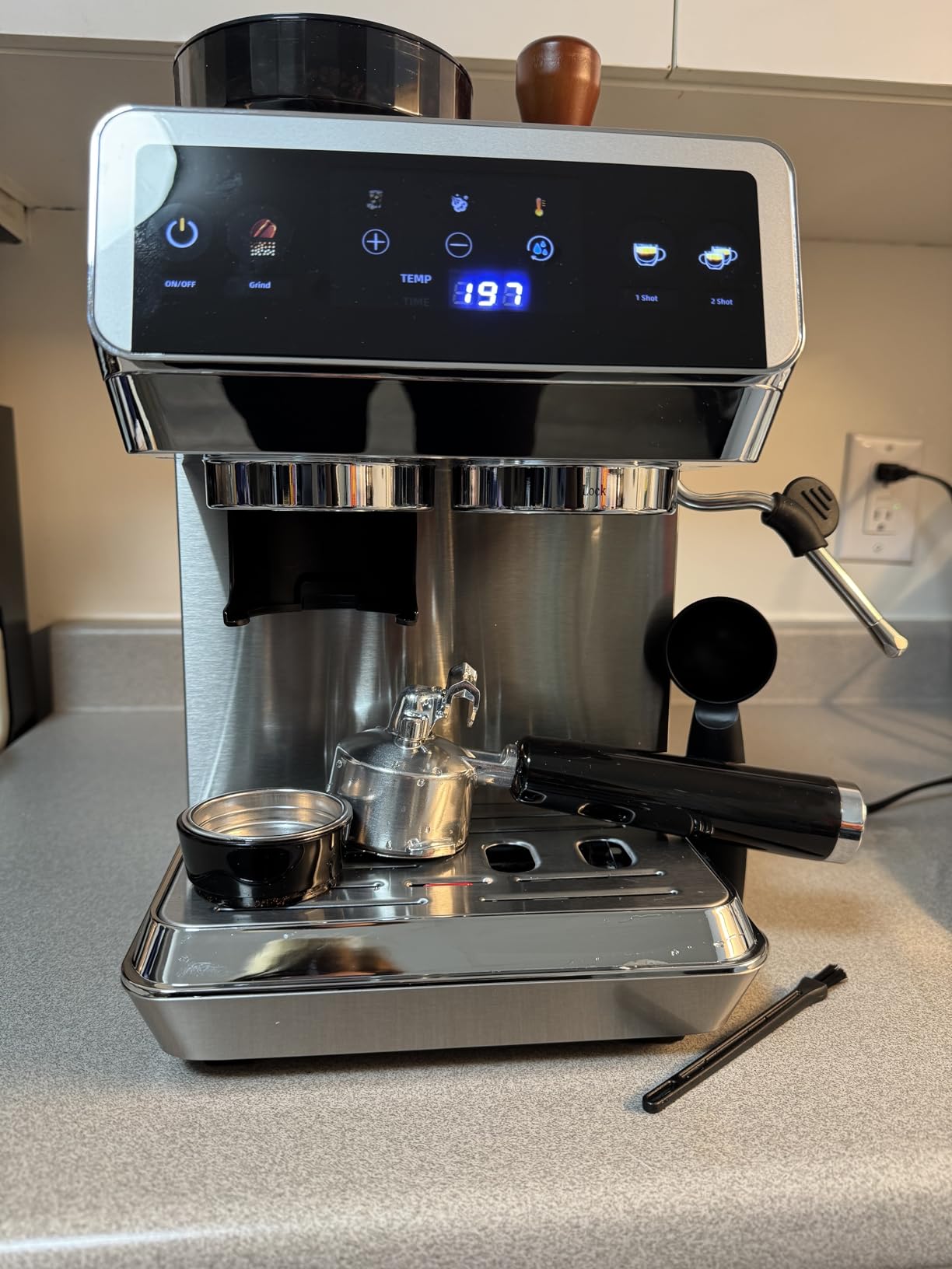 AMZCHEF Espresso Machine With Grinder, 190℉-201℉ Temp Control Coffee machine with 44 Grind Setting, Milk Frother, Touch Screen, Cold Brew, Sliver customer photo 1