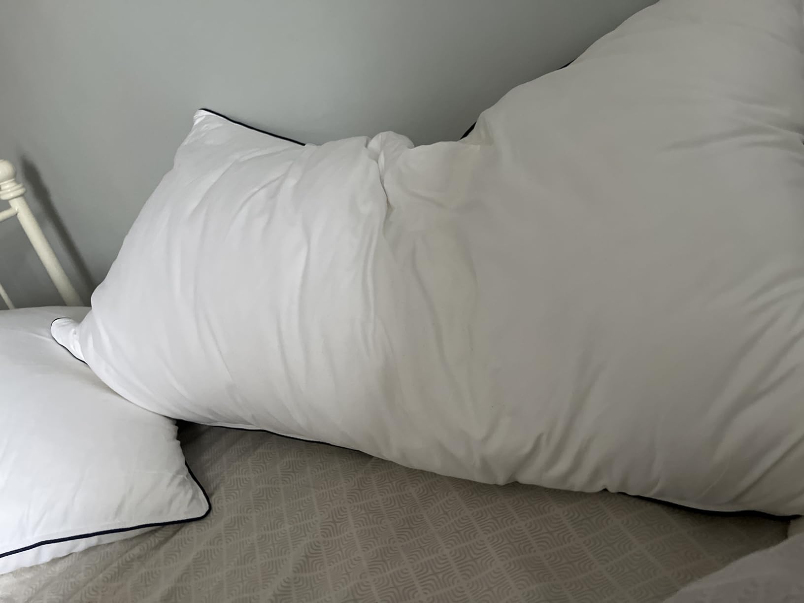 Goose Down Bed Pillows Queen Size Set of 2 (White), Hotel Collection Pillows for Sleeping, Gusseted Pillow for Side, Back, or Stomach Sleepers, 20