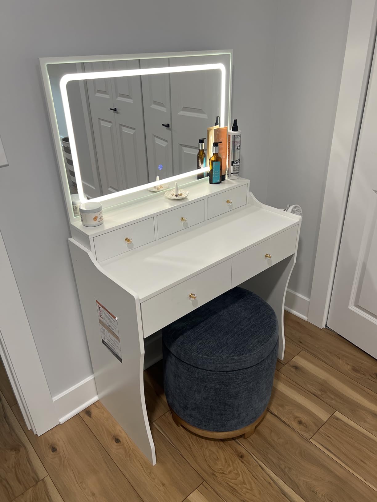 COMHOMA Makeup Vanity Desk with Mirror and Lights, Vanity Table and Chair Set with 5 Drawers and Charging Station, Bedroom Dresser LED Mirror Stepless Dimmable & 3 Color Modes Adjustable, Pearl White customer photo 1