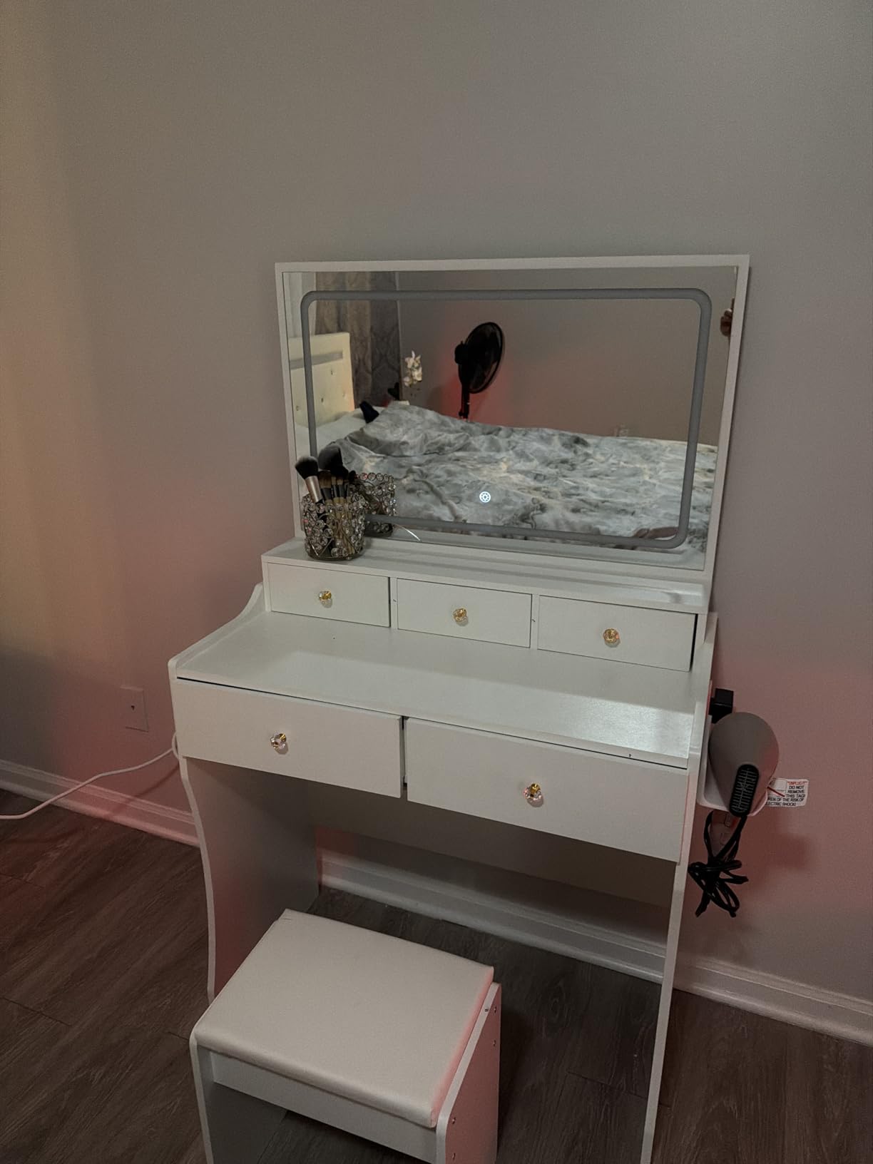 COMHOMA Makeup Vanity Desk with Mirror and Lights, Vanity Table and Chair Set with 5 Drawers and Charging Station, Bedroom Dresser LED Mirror Stepless Dimmable & 3 Color Modes Adjustable, Pearl White customer photo 2