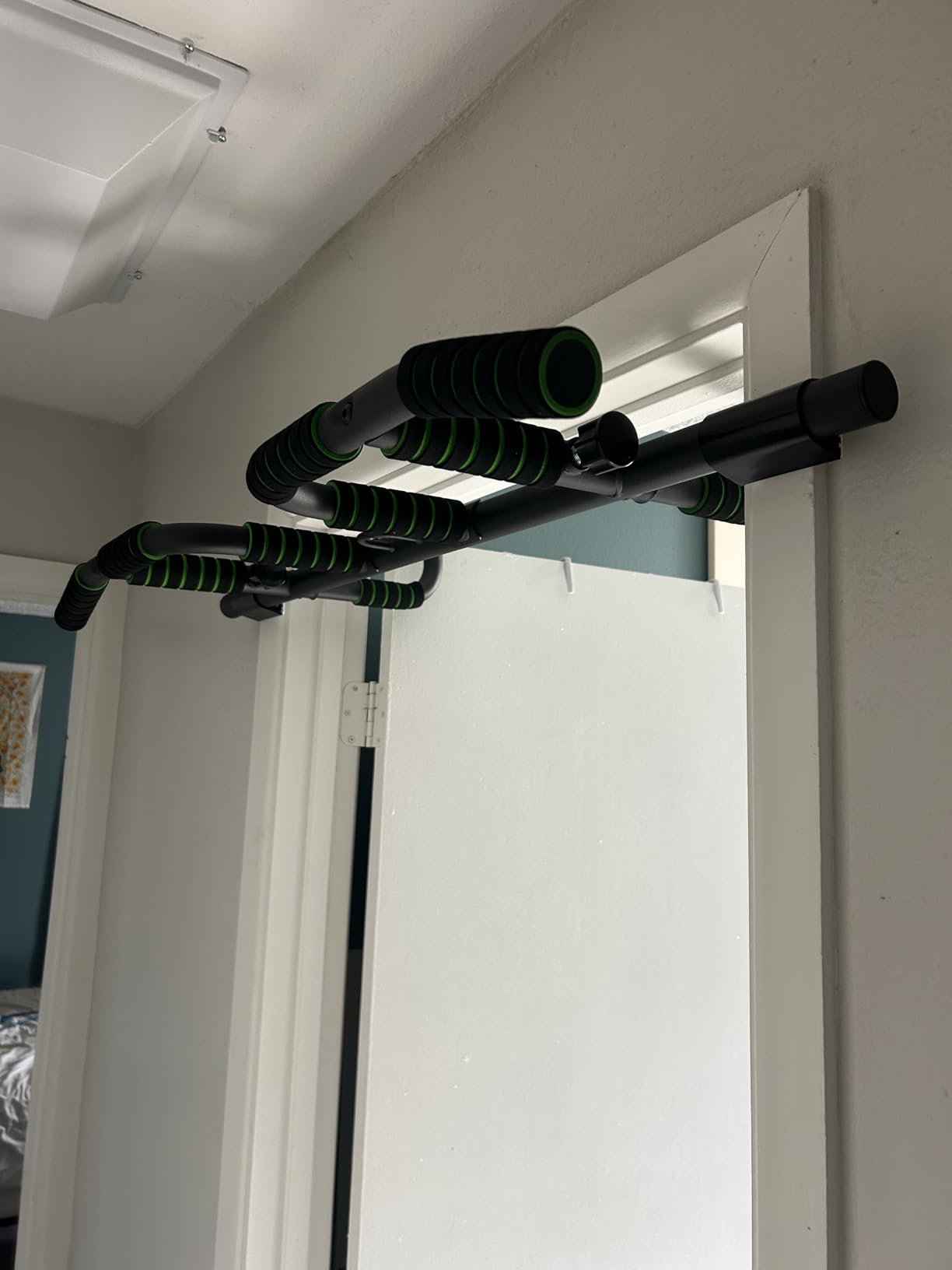 VBSD Upgrade Pull Up Bar for Doorway with Ergonomic Grip, Upto 440 Lbs Capacity No Screws Pullup Bar for Home Gym Indoor Exercise Strength Training, Authorized Under US Patent customer photo 1
