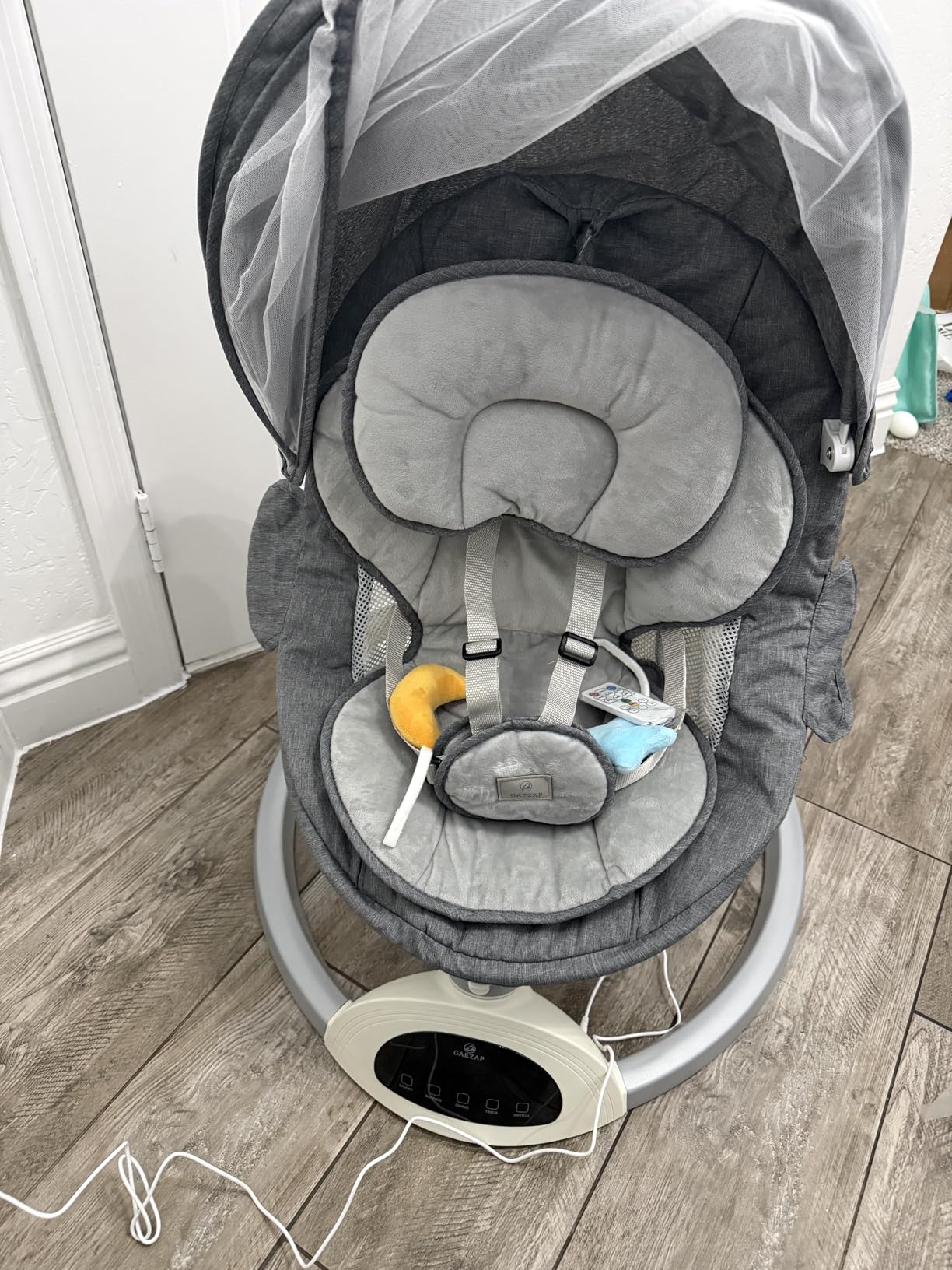 Electric Baby Swing for Infants, Portable Infant Swing with Music Speaker, 5 Swing Speeds, Remote Control, for Indoor Use, Newborn Boys & Girls, White customer photo 1