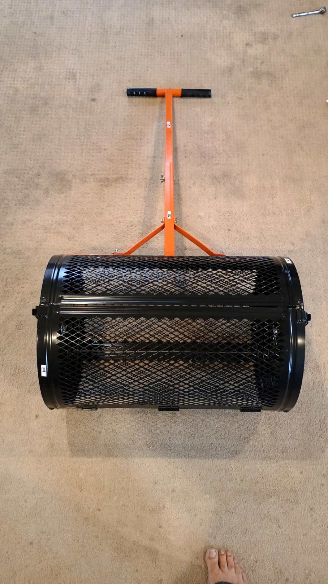VEVOR Walk Behind Spreader, 60LBS Capacity, Push Spreader with 0-9.8 ft Spreading Width, 8 in All Terrain Pneumatic Tires, Garden & Lawn Broadcast Spreaders, for Seed, Fertilizer customer photo 1