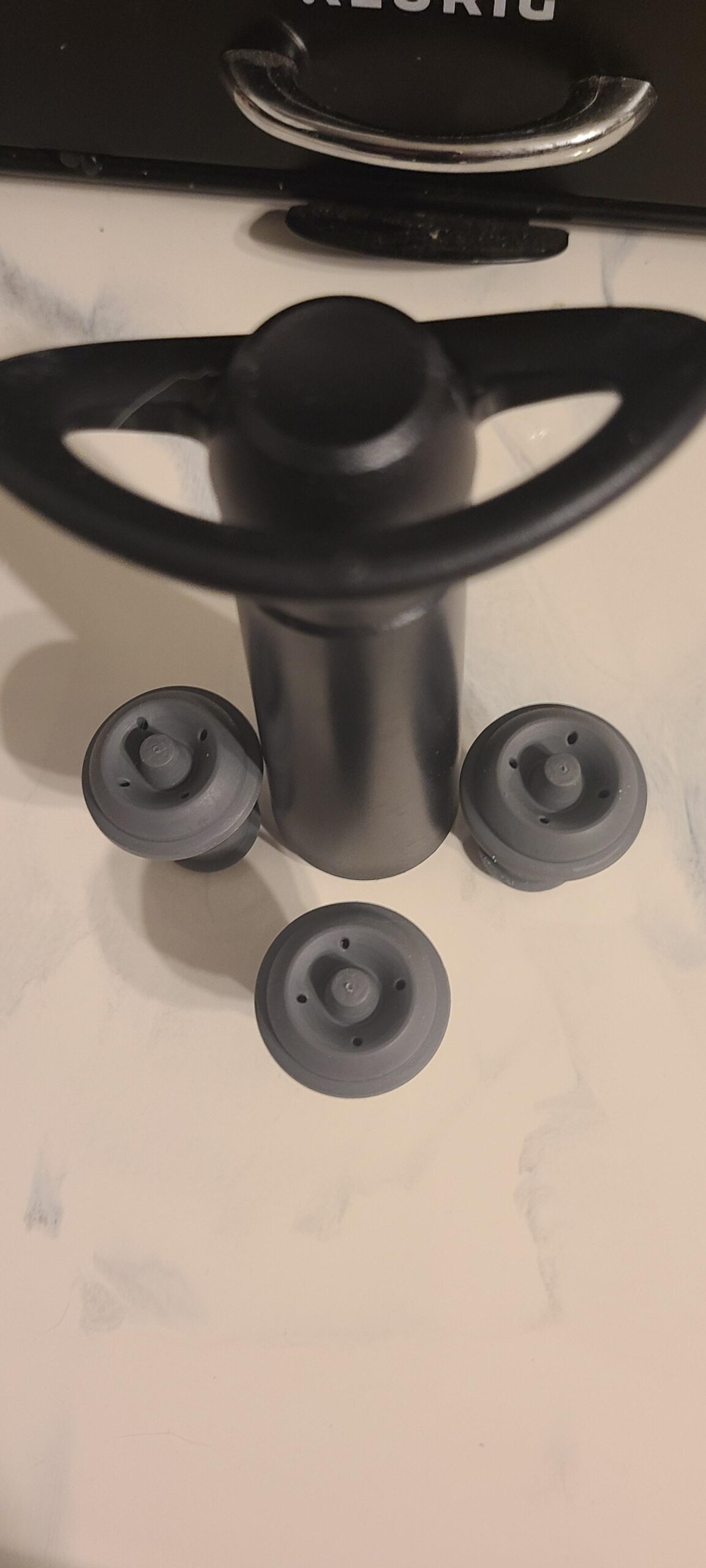 Vacu Vin Wine Saver Concerto with 4 Vacuum Stoppers - Premium Wine Preserver Pump - Airtight Seal Keeps Wine Fresh Longer - Click Indicator - Manual Pump - Black Wine Saver Set customer photo 1