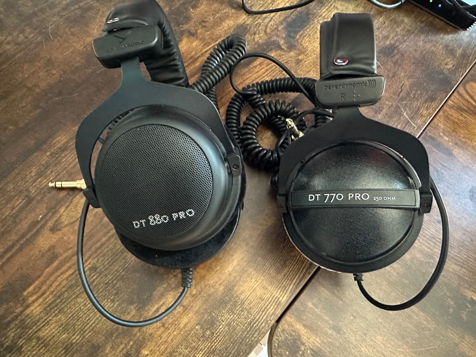 beyerdynamic DT 880 PRO 250 Ohm, Semi-Open-Back Over Ear Wired Studio Headphones for Mixing, Mastering, Monitor customer photo 1