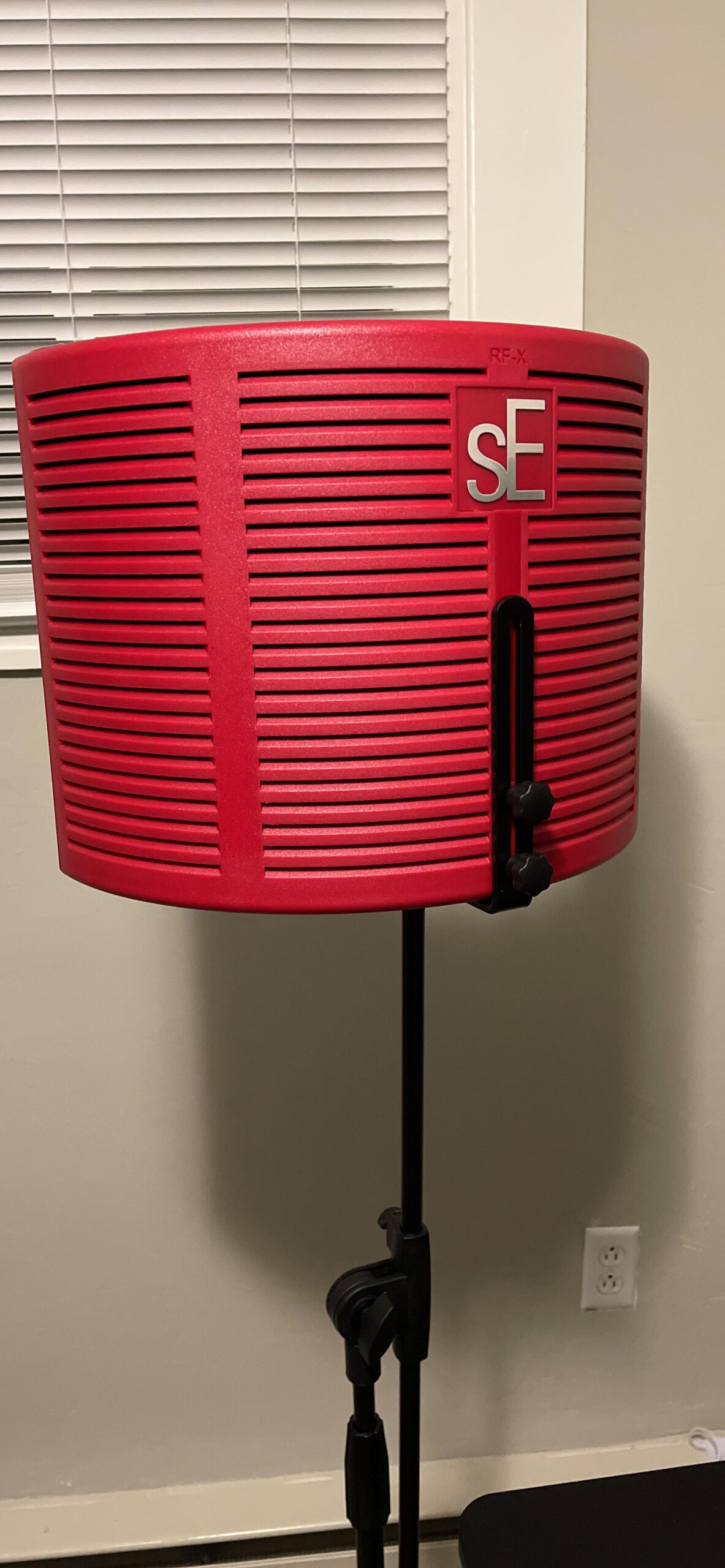 sE Electronics RF-X Reflexion Filter - Portable Microphone Isolation Shield for Recording Music, Podcasts & Voice-Overs - Four-Layer Acoustic Sound Shield (Black) customer photo 2