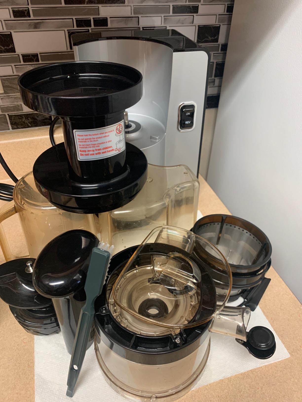 Omega Juicer Cold Press Vertical 43 RPM Slow Masticating Compact Juice Extractor for Fruits and Vegetables Quiet Operation with 3 Stage Auger Automatic Pulp Ejection and No-Drip Tap, 150-Watts, Silver customer photo 2
