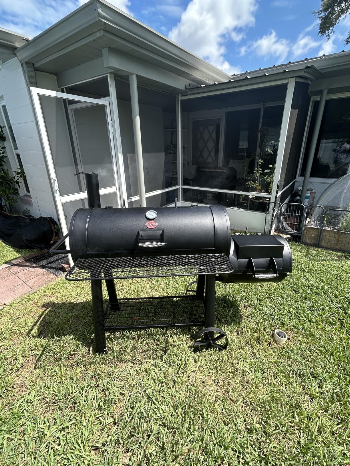Char-Griller Competition Pro Barrel Grill and Offset Smoker, Includes Side Fire Box for Texas-Style Offset Smoking, Metal Cooking Grates, 1,010 Cooking Square Inches in Black, Model 2823 customer photo 1