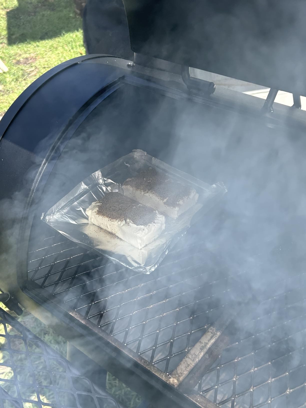 Char-Griller Competition Pro Barrel Grill and Offset Smoker, Includes Side Fire Box for Texas-Style Offset Smoking, Metal Cooking Grates, 1,010 Cooking Square Inches in Black, Model 2823 customer photo 2