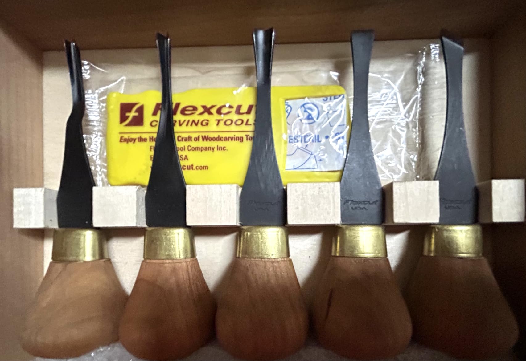 Flexcut Wood Carving Tools Premium Deluxe Palm Set FRP405 - 9-Piece - 1095 High Carbon Steel Blades - Cherry Hardwood Handles - Made in USA customer photo 1